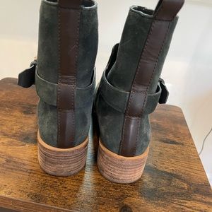 Tory Burch boots size 7.5w. Lightly worn.